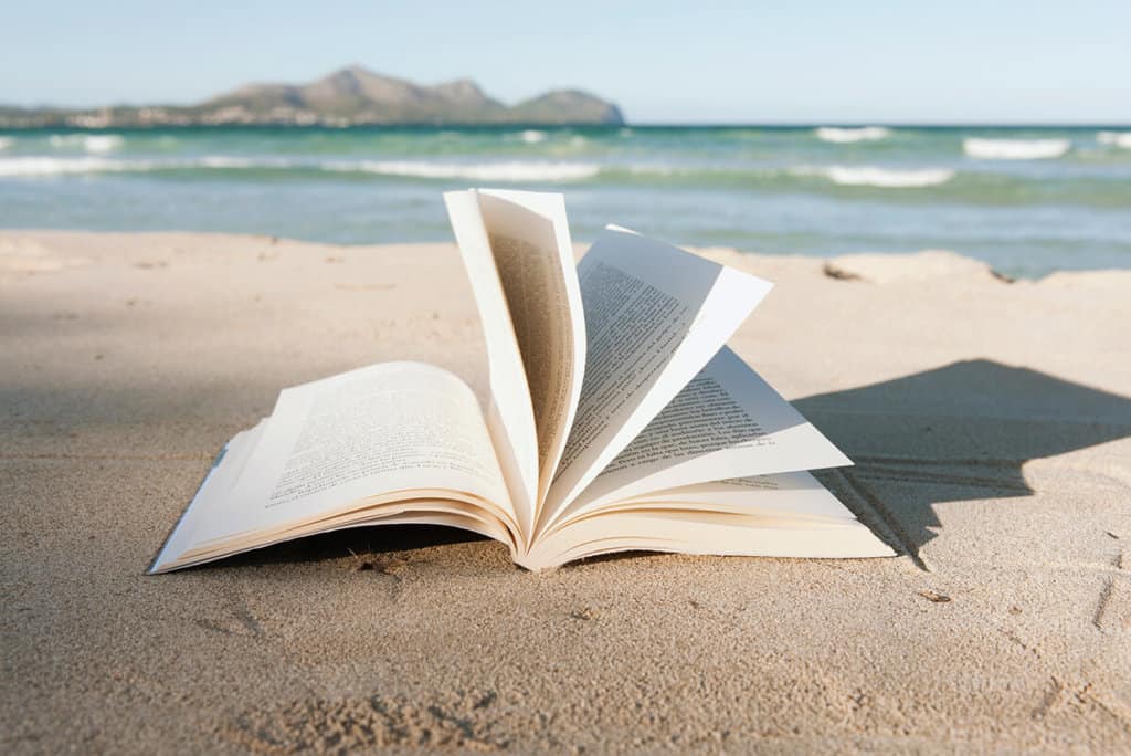 lire-un-livre-plage-vacances