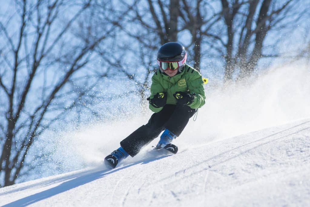 enfant sur des skis